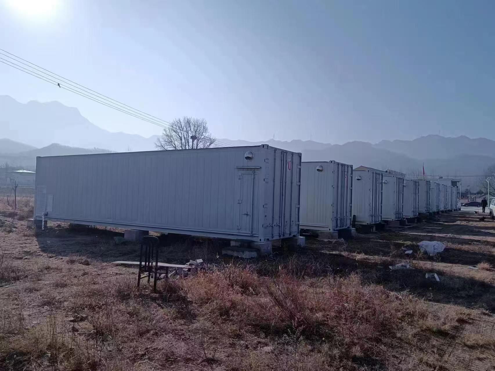 ▲ 方舱采用架空基础安装,接电即可投产